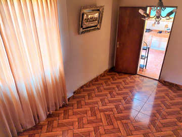 CASA DE TRES PISOS EN EL CENTRO DE LINCE