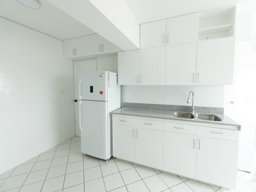 EDIFICIO CON LINDO JARDÍN INTERNO, AMOBLADO ACOGEDOR, MIRO Q