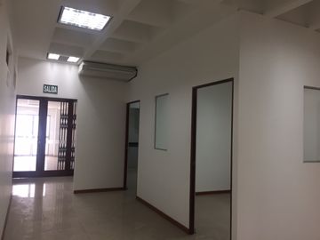 Amplia Oficina de 280 m en Pleno Corazón de Miraflores