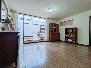 HERMOSA CASA EN LINCE LÍMITE CON SAN ISIDRO