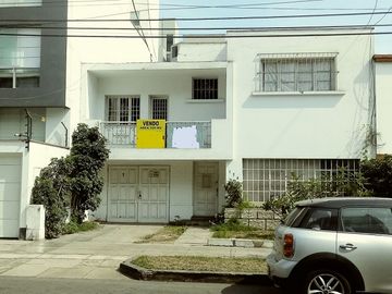 Excelente Casa Como Terreno en Calle Tranquila