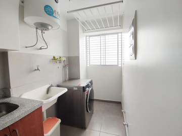 MODERNO DEPARTAMENTO CON COCHERA Y DEPOSITO