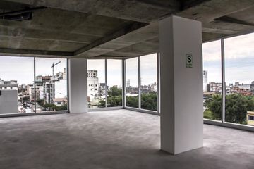 Excelente oficina en edificio ejecutivo de Estreno