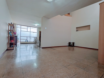 HERMOSA CASA EN LINCE LÍMITE CON SAN ISIDRO