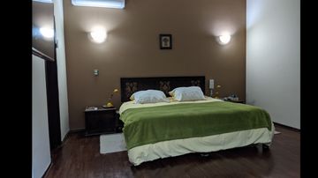 VENDO LINDA CASA EN LA ESTANCIA, LA MOLINA FRENTE A PARQUE