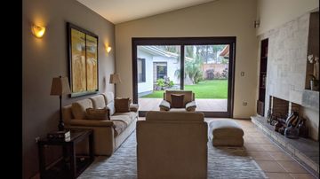 VENDO LINDA CASA EN LA ESTANCIA, LA MOLINA FRENTE A PARQUE