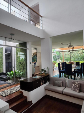 VENDO AMPLIA CASA EN LA AURORA, MIRAFLORES