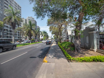 EXCELENTE TERRENO CON PARÁMETROS PARA 12 PISOS 