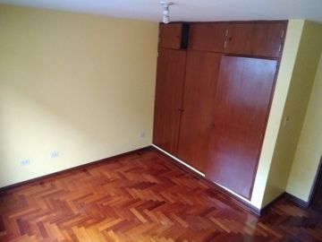VENTA CASA EN SJM CERCA MALL DEL SUR 5 DORMITORIOS REMODELADA 1 COCHERA
