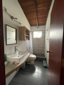 CONDOMINIO DE 4 DORMS - INGRESO INDEPENDIENT - AMPLIO JARDÍN