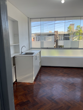 EXCELENTE CASA. EL CARMEN APROPIADA PARA OFICINAS, EMPRESAS. IMPLEMENTADA