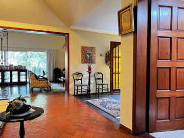 VENDO HERMOSA CASA CON 4 DEPARTAMENTOS POR LAS TRES MARÍAS, 