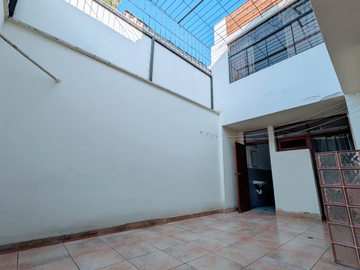 HERMOSA CASA EN LINCE LÍMITE CON SAN ISIDRO