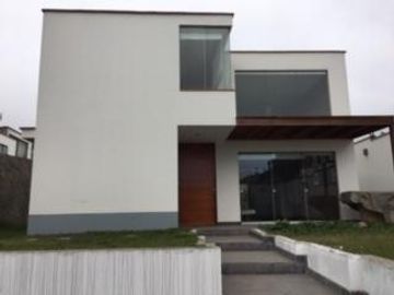 MODERNA CASA EN LA PLANICIE