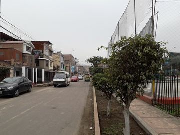 Excelente Casa Como Terreno en Esquina Frente a Parque.