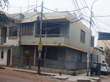 AMPLIA CASA DE 2 PISOS CON COCHERA Y AZOTEA 