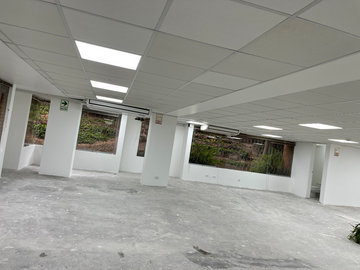   EXCELENTE OFICINA O LOCAL COMERCIAL, 260 M². PARA EMPRESAS Y OTROS EN EDIFICIO MODERNO CLÁSICO POR EL OLIVAR