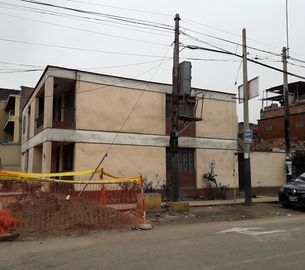 Excelente Casa Como Terreno en Esquina Frente a Parque.
