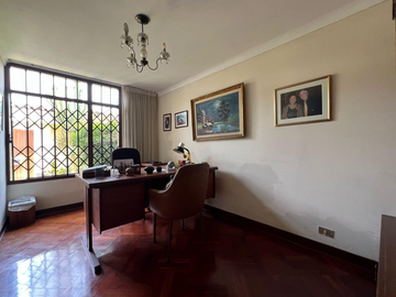 CASA EN VENTA O ALQUILER | TERRAZA CON JARDÍN | 4 ESTACIONAM