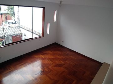 VENTA CASA EN SJM CERCA MALL DEL SUR 5 DORMITORIOS REMODELADA 1 COCHERA
