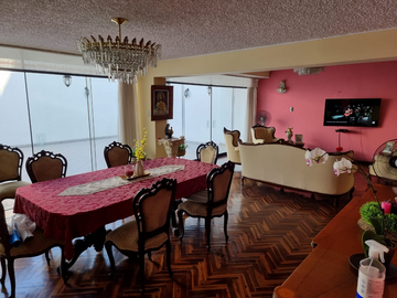 CASA DE TECHO A DOBLE ALTURA EN VENTA EN SAN BORJA