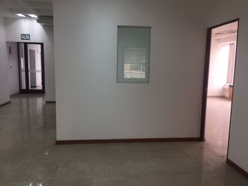 Amplia Oficina de 280 m en Pleno Corazón de Miraflores