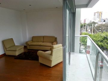Lindo Departamento con Balcon Vista a Calle 