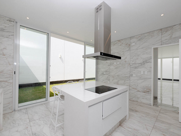 BELLAS CASA DE ESTRENO EN CONDOMINIO DE 3 PISOS, ACABADOS A1