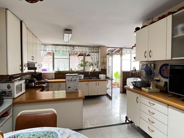 VENDO HERMOSA CASA CON 4 DEPARTAMENTOS POR LAS TRES MARÍAS, 