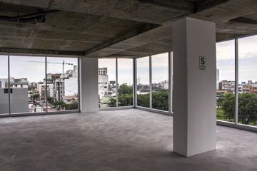 Excelente oficina en edificio ejecutivo de Estreno