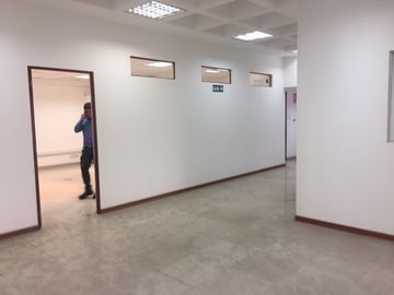 Amplia Oficina de 280 m en Pleno Corazón de Miraflores