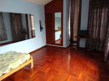 VENTA CASA EN SJM CERCA MALL DEL SUR 5 DORMITORIOS REMODELADA 1 COCHERA