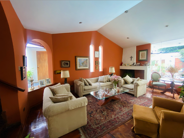 VENTA LINDA CASA EN CALLE LOS TULIPANES
