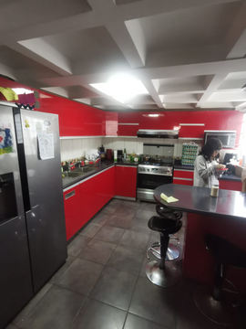 SE VENDE TRIPLEX EN URB. HIGUERETA EN SURCO