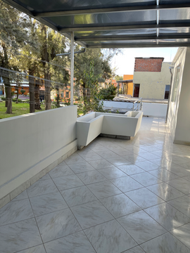 EXCELENTE CASA. EL CARMEN APROPIADA PARA OFICINAS, EMPRESAS. IMPLEMENTADA