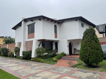 CONDOMINIO DE 4 DORMS - INGRESO INDEPENDIENT - AMPLIO JARDÍN