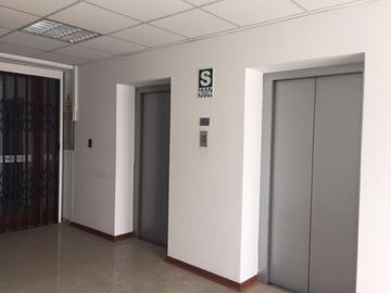 Amplia Oficina de 280 m en Pleno Corazón de Miraflores