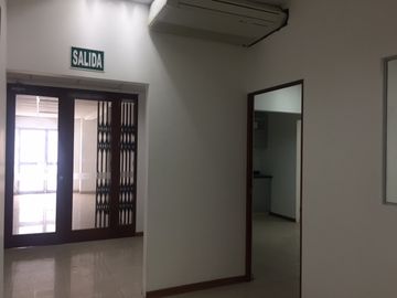 Amplia Oficina de 280 m en Pleno Corazón de Miraflores