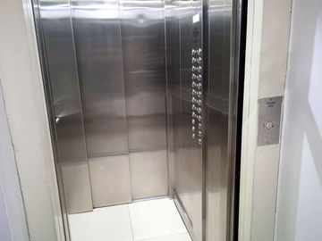 APROVECHE! AMPLIO DEPARTAMENTO CON ASCENSOR DIRECTO, BALCÓN 