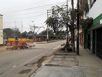 Excelente Casa Como Terreno en Esquina Frente a Parque.