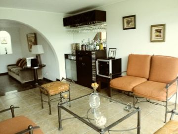 Excelente Casa en Calle Tranquila para Familias Numerosas
