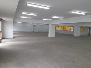 EDIFICIO DE OFICINAS CON 1ER PISO COMERCIAL EN PLAZA MAYOR