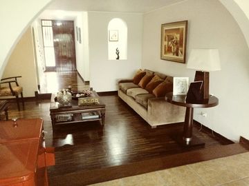 Excelente Casa en Calle Tranquila para Familias Numerosas