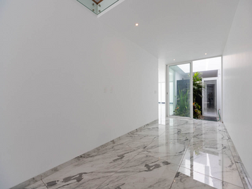 BELLAS CASA DE ESTRENO EN CONDOMINIO DE 3 PISOS, ACABADOS A1