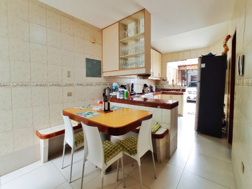 CALLE PEONIAS N° 1XX, URB. LA MOLINA VIEJA