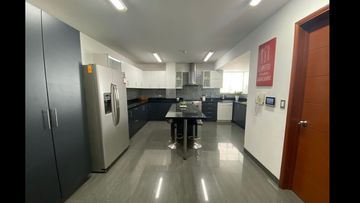 MODERNO DEPARTAMENTO EN VENTA CON LINDA VISTA AL GOLF EN CERROS DE CAMACHO 