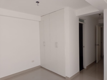 VENTA DE MODERNO DEPARTAMENTO EN PRIMER PISO FRENTE A PARQUE