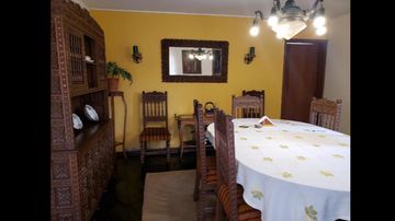 VENDO AMPLIA CASA EN LA ENCANTADA