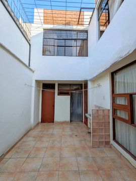 HERMOSA CASA EN LINCE LÍMITE CON SAN ISIDRO