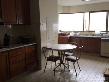 DEPARTAMENTO CON ESPACIOS GRANDES, SÚPER ILUMINA Y CON VISTA A COPA DE ARBOLES